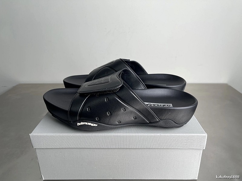 Balenciaga Thick-Soled Embossed Cool Street-style Black Slides
