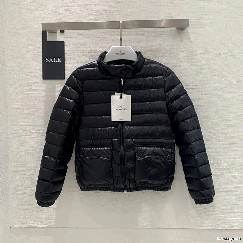 Hooded Puffer Jacket for Outdoor Errands in Moncler Style